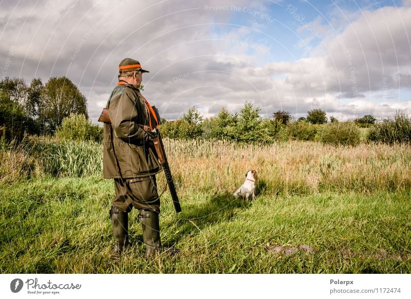 Ältere männliche Jagd mit Hund Erholung ruhig Freizeit & Hobby Mensch maskulin Mann Erwachsene 1 45-60 Jahre 60 und älter Senior Natur Landschaft Herbst Gras