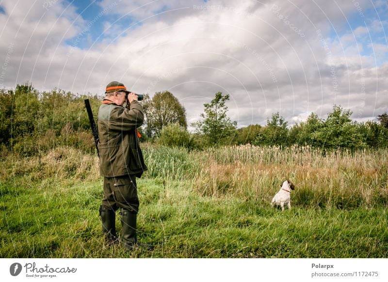 Jäger mit Binkeln Erholung Freizeit & Hobby Jagd Sport Mensch Mann Erwachsene Natur Landschaft Herbst Jacke Hut Hund Fernglas beobachten stehen wild grün Senior