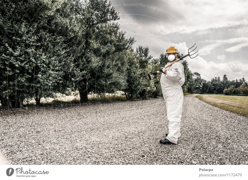 Arbeiter mit einer Gabel Wissenschaften Arbeit & Erwerbstätigkeit Beruf Industrie Werkzeug Mensch Mann Erwachsene Natur Wolken Gras Straße Anzug Handschuhe