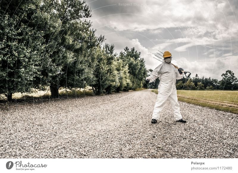 Arbeitskraft, die auf einer Straße steht Gabel Wissenschaften Arbeit & Erwerbstätigkeit Beruf Industrie Werkzeug Mensch Mann Erwachsene Natur Wolken Gras Anzug