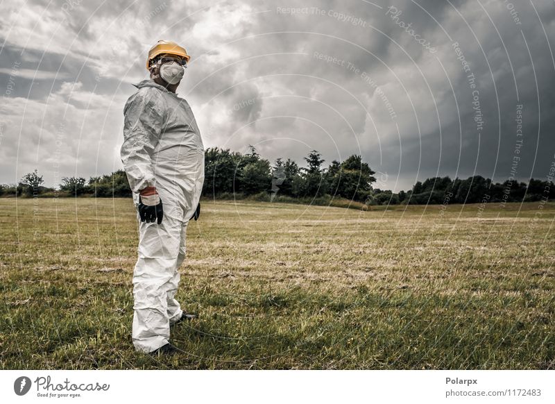 Arbeitskraft im wolkigen Wetter Wissenschaften Arbeit & Erwerbstätigkeit Beruf Industrie Mensch Mann Erwachsene Natur Wolken Gras Anzug Handschuhe stehen stark