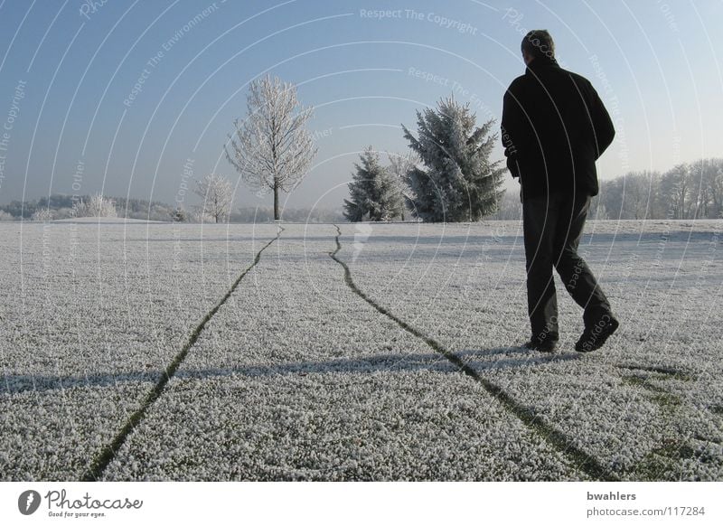 neben der Spur kalt Winter Raureif Einsamkeit weiß Mann schön Baum Ravensburg Strukturen & Formen Schnee Eis Spuren laufen Schatten Landschaft Himmel Frost