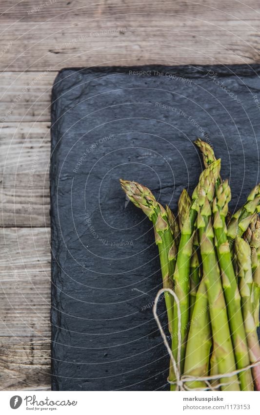 grüner spargel Lebensmittel Gemüse Spargelzeit Spargelkopf Spargelspitze Spargelernte Ernährung Lifestyle Reichtum Gesundheit Gesunde Ernährung Fitness Garten