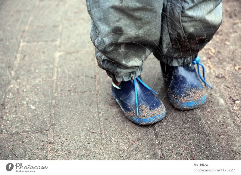 schlechtwetteroutfit Lifestyle Freizeit & Hobby Kind Kindheit Beine Fuß schlechtes Wetter Gummistiefel stehen dreckig blau grau Regenhose wasserdicht