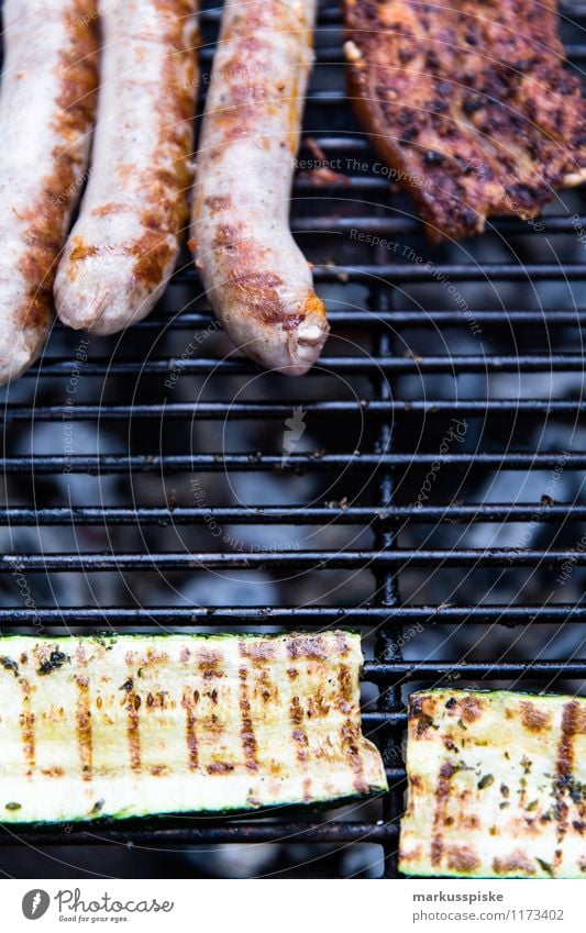 BBQ bratwurst bauch zucchini Lebensmittel Fleisch Gemüse Grillen Lifestyle Freude Glück Freizeit & Hobby Garten Essen Feste & Feiern Geburtstag drehen Duft