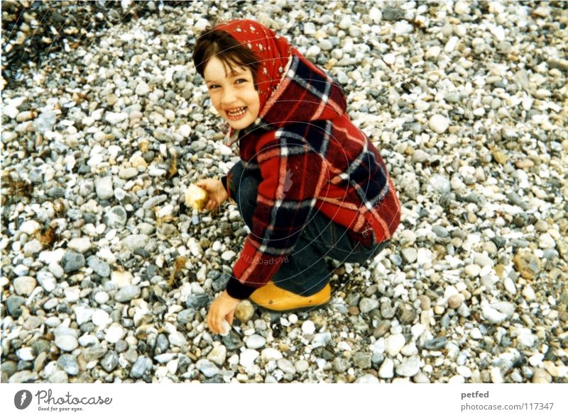 Rotkäppchen früher Siebziger Jahre Kind Mädchen Strand Fehmarn Ferien & Urlaub & Reisen Sammlung Wind Meer Stein Insel Erholung Leben Freude Unbeschwertheit