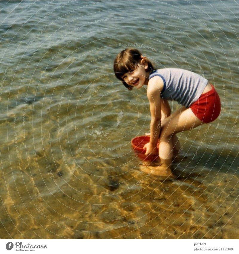 Urlaub in den 70zigern früher Siebziger Jahre Kind Mädchen Strand Fehmarn Ferien & Urlaub & Reisen Sammlung Wind Meer Eimer Spielen Stein Insel Erholung Leben