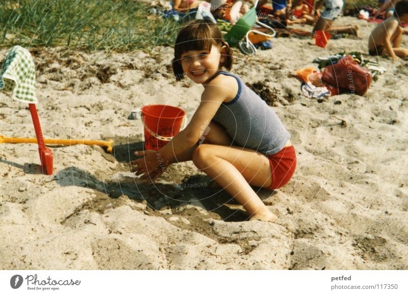 Urlaub in den 70zigern II früher Siebziger Jahre Kind Mädchen Strand Fehmarn Ferien & Urlaub & Reisen Sammlung Wind Meer Spielen Sandburg Stein Insel Erholung