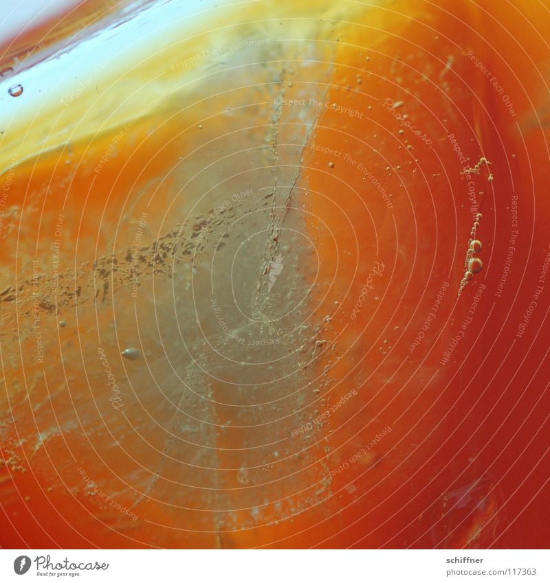 Heißes Eis I Getränk trinken Alkohol Glas Flüssigkeit braun rot Eiswürfel Luftblase liquide Hintergrundbild orange Cocktail Cocktailglas Bar Longdrink