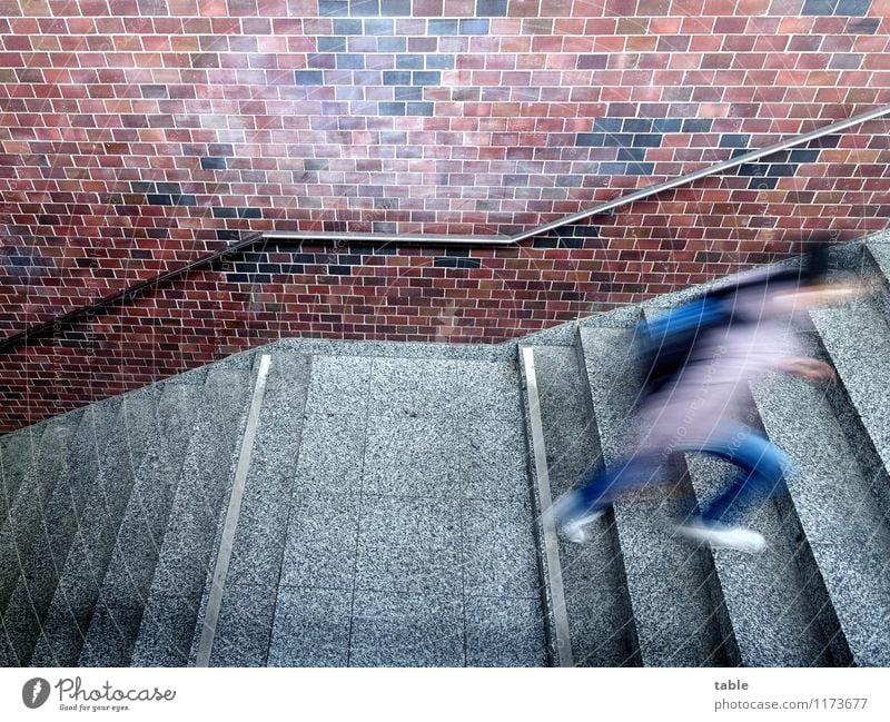 hurry up . . . Mensch Junge Frau Jugendliche Junger Mann Erwachsene Leben 1 Stadt Tunnel Bauwerk Gebäude Mauer Wand Treppe Treppengeländer Treppenabsatz