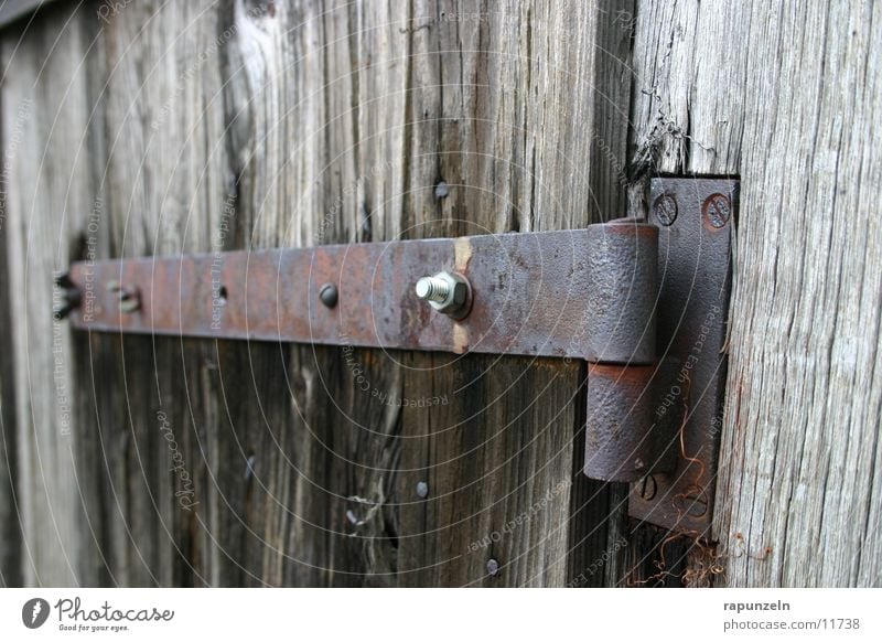 Scharniere Holz verfallen kaputt Ruine Schraube Industrie Hütte alt Rost Metall