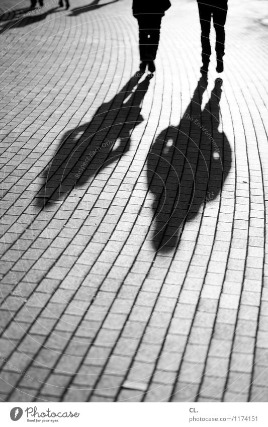 lange schatten Mensch Erwachsene Leben 2 Schönes Wetter Verkehr Verkehrswege Fußgänger Wege & Pfade Bewegung gehen Schwarzweißfoto Außenaufnahme