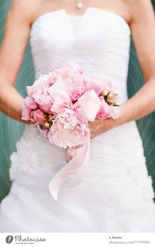 Brautstrauß aus Pfingstrosen Mensch feminin Junge Frau Jugendliche Haut Arme Frühling Schönes Wetter Blume Kleid Brautkleid Schmuck Blumenstrauß Schleife