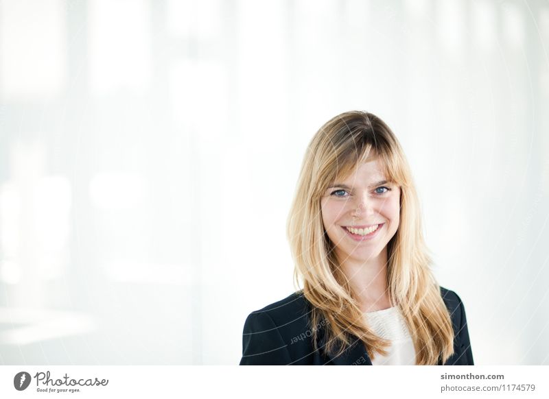 Business Portrait Berufsausbildung Azubi Praktikum Studium Büroarbeit Arbeitsplatz Mittelstand Unternehmen Karriere Erfolg Sitzung sprechen feminin 1 Mensch