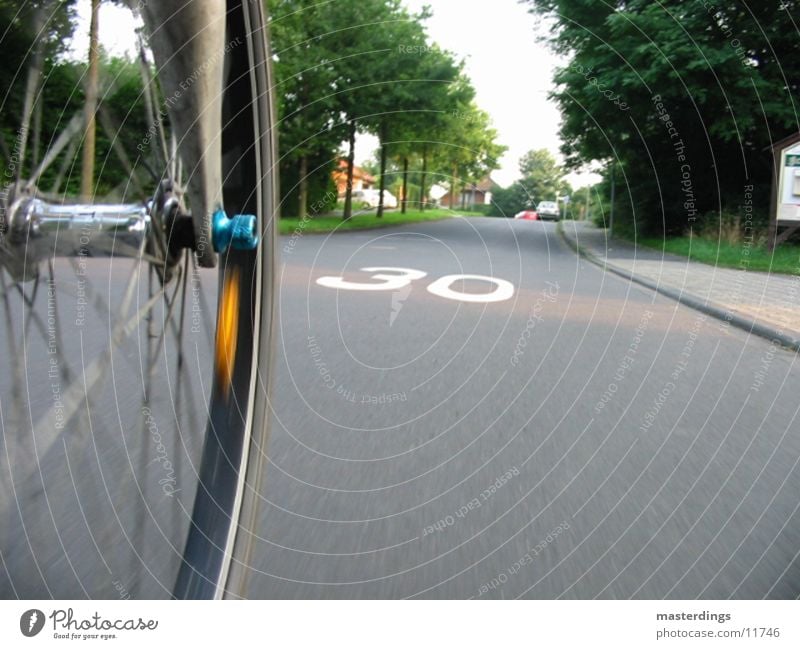 30er Zone Geschwindigkeit Fahrrad Reflektor Teer Fototechnik Straße Speichen Perspektive Schulweg