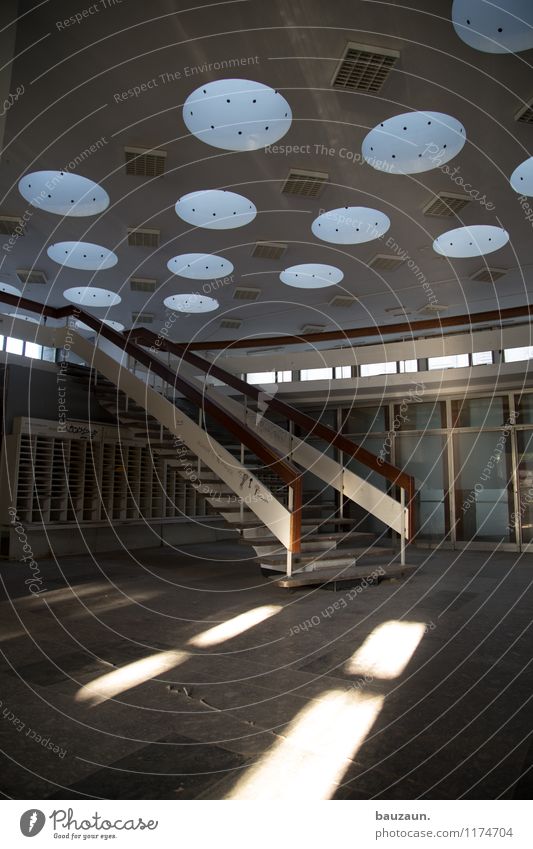 >°°°. Haus Sonne Industrieanlage Fabrik Bauwerk Gebäude Architektur Treppe Dach Einsamkeit Farbfoto Gedeckte Farben Innenaufnahme Menschenleer