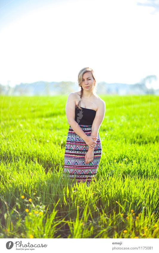 hier und jetzt feminin Junge Frau Jugendliche 1 Mensch 18-30 Jahre Erwachsene Umwelt Natur Landschaft Frühling Schönes Wetter Feld Mode Kleid schön natürlich