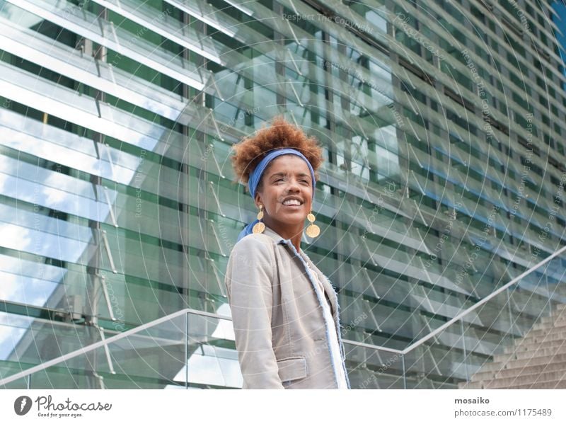 Junge Frau auf der Treppe - Portrait Lifestyle exotisch Arbeit & Erwerbstätigkeit Büro Wirtschaft Dienstleistungsgewerbe Geldinstitut Business Unternehmen