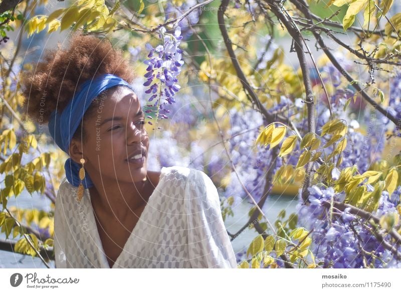 Junge Frau im Frühling Lifestyle Stil exotisch schön Leben Sommer Mensch feminin Jugendliche Erwachsene 1 18-30 Jahre Natur Blume Garten Park Gefühle Freude