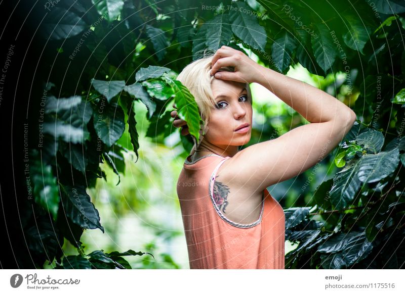 green feminin Junge Frau Jugendliche 1 Mensch 18-30 Jahre Erwachsene Natur Wald schön natürlich grün Farbfoto Außenaufnahme Tag Schwache Tiefenschärfe Porträt