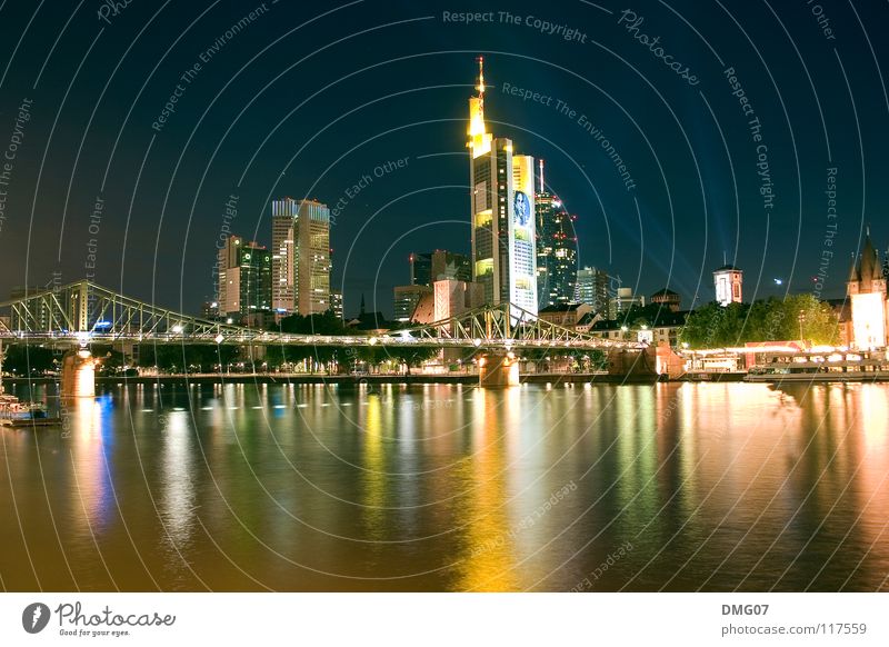 Skyline Mainhattan Lifestyle Nachtleben Fluss Stadt Hochhaus Brücke Turm Gefühle Stimmung Freude Glück Lebensfreude Freiheit Klima Handel Kommunizieren Krise