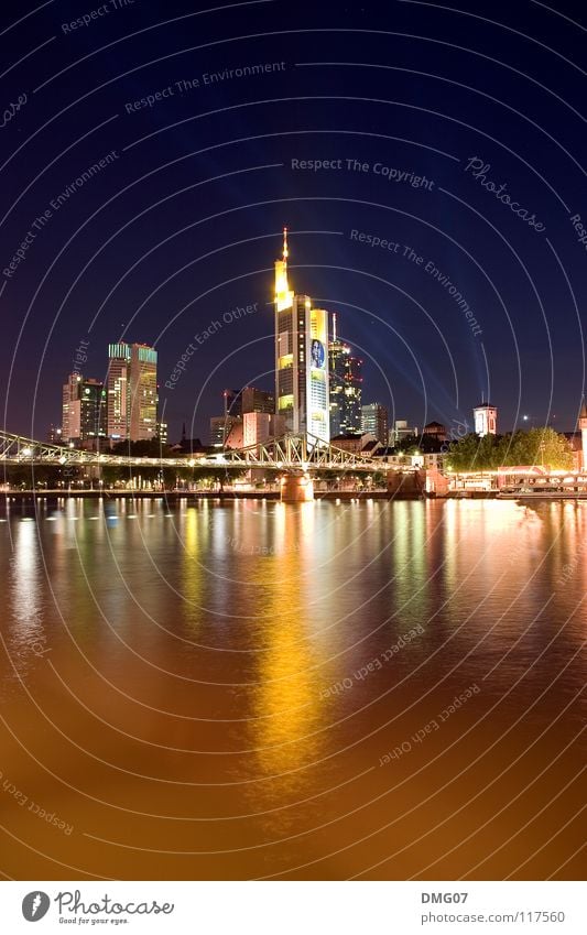 Skyline Mainhattan Lifestyle Nachtleben Fluss Stadt Hochhaus Brücke Turm Gefühle Stimmung Tugend Freude Glück Lebensfreude Handel Kommunizieren kompetent