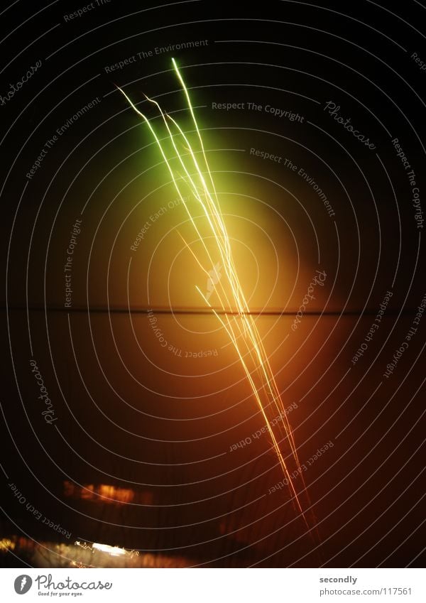 trennungsstrich brennen Silvester u. Neujahr mehrfarbig Nacht Winter 2007 2008 Licht Wolken Langzeitbelichtung Luftverkehr Beleuchtung rakenten Leitung Teilung