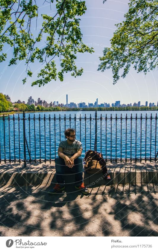 Hier soll doch irgendwo New York City sein... Ferien & Urlaub & Reisen Tourismus Sightseeing Städtereise Mensch maskulin Junger Mann Jugendliche 1 18-30 Jahre