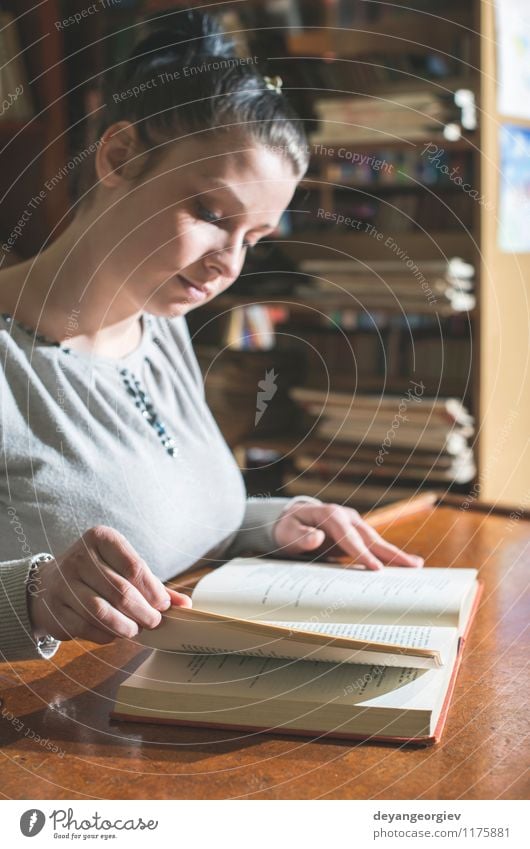 Studentenmädchen in einer Bibliothek Lifestyle Stil schön lesen Tisch Schule lernen Studium Mensch Mädchen Frau Erwachsene Buch alt retro weiß jung altehrwürdig