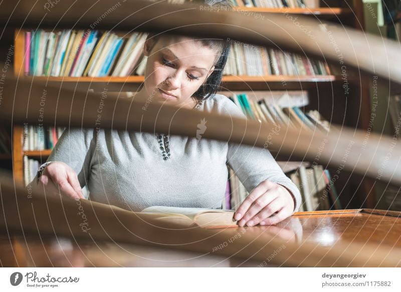 Studentenmädchen in einer Bibliothek Lifestyle Stil schön lesen Tisch Schule lernen Studium Mensch Mädchen Frau Erwachsene Buch alt retro weiß jung altehrwürdig