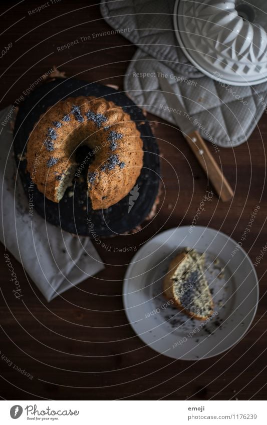 sonntags Kuchen Dessert Süßwaren Gugelhupf kuchenstück Ernährung Kaffeetrinken dunkel lecker süß Farbfoto Innenaufnahme Menschenleer Tag Low Key