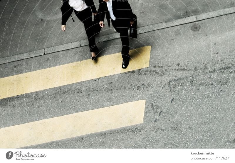 Sprossen zum Erfolg Zebrastreifen Fußgänger Schuhe gelb Asphalt Verkehr Stadt gehen Überqueren betoniert Teer Streifen Anzug Mittagspause Arbeitsweg Hemd