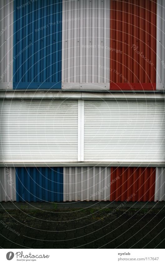 FENSTERLN AUF FRANZÖSISCH III Fenster schlafen dunkel geschlossen schließen Wand Gebäude Blech Rollo Sicherheit Frankreich Streifen gestalten mehrfarbig