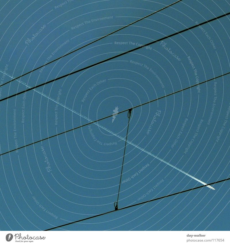 Energie und Technik Versorgung Elektrizität Draht Flugzeug Luft Halterung gefährlich Luftverkehr Himmel Energiewirtschaft Leitung Technik & Technologie