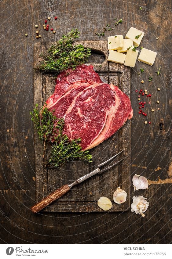 Rindersteak mit Thymian und Butter auf rustikalem Tisch Lebensmittel Fleisch Kräuter & Gewürze Ernährung Mittagessen Abendessen Bioprodukte Diät Gabel Stil