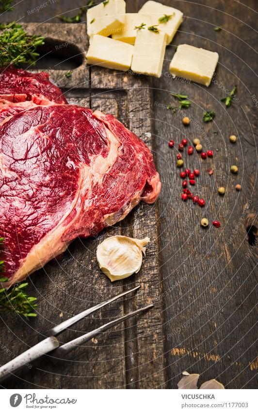 Rindfleisch auf rustikalem Küchentisch Lebensmittel Fleisch Kräuter & Gewürze Ernährung Mittagessen Abendessen Festessen Bioprodukte Diät Stil Design