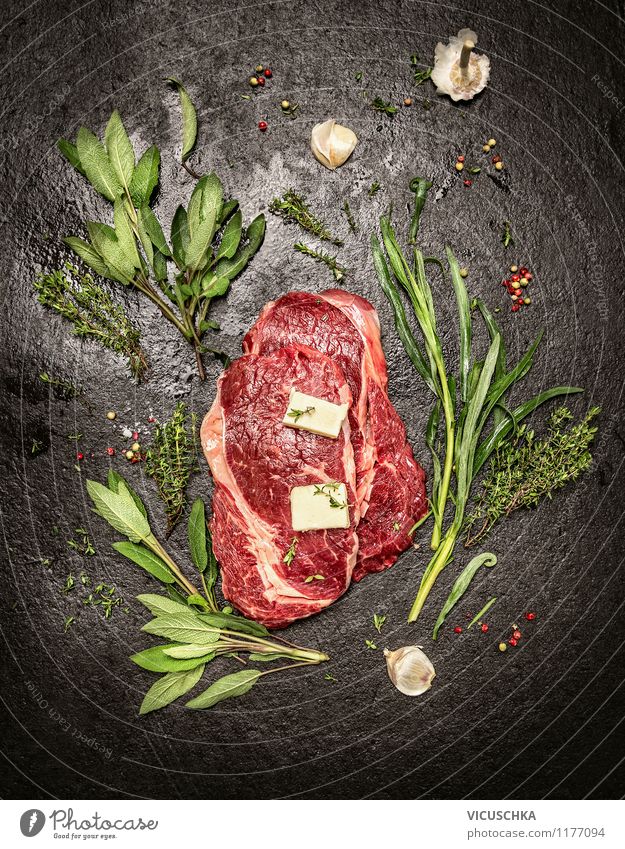 Rohe Roastbeef Steaks mit verschiedene frischen Kräutern Lebensmittel Fleisch Kräuter & Gewürze Ernährung Mittagessen Abendessen Bioprodukte Diät Stil Design