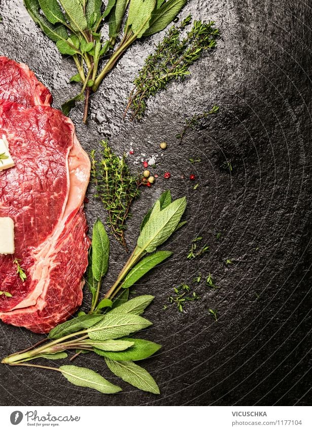 Rohes Rindfleisch mit frischen Kräutern Lebensmittel Fleisch Kräuter & Gewürze Ernährung Abendessen Festessen Bioprodukte Diät Stil Design Gesunde Ernährung