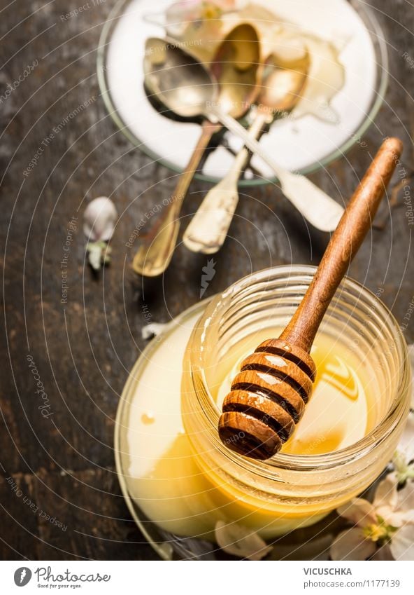 Glas mit Honig und Honiglöffel Lebensmittel Dessert Ernährung Frühstück Teller Flasche Löffel Stil Design Gesundheit Alternativmedizin Gesunde Ernährung Tisch