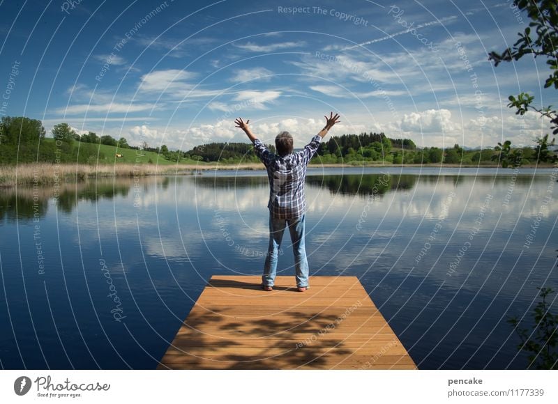 liebe dein land Mensch feminin androgyn Erwachsene 1 45-60 Jahre Natur Landschaft Urelemente Wasser Himmel Wolken Sommer Schönes Wetter Alpen Seeufer Stimmung