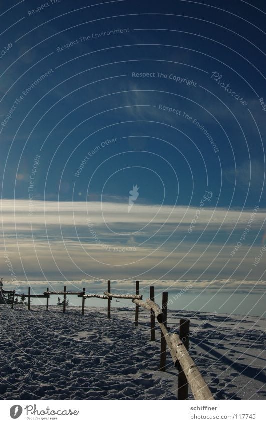 Dem Himmel so nah Zaun Holzzaun Winter Schwarzwald Kandel Gipfel Wolken Ferne Unendlichkeit Fußspur Schneewandern Geländer Pfosten Eis Berge u. Gebirge Niveau