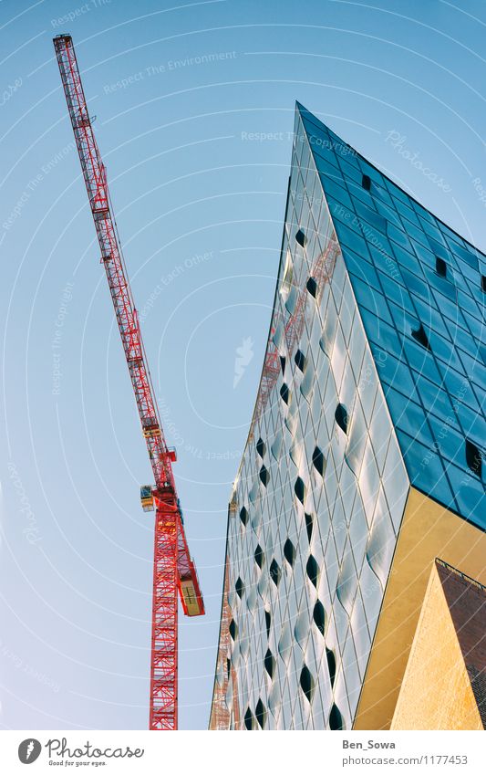 Elbphilharmonie mit rotem Kran Arbeit & Erwerbstätigkeit Arbeitsplatz Wirtschaft Kunstwerk Theater Musik Bühne Oper Hamburg Architektur Fassade Fenster