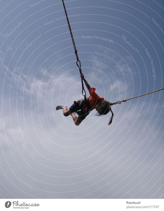 Flieg Kleine, flieg! Trampolin Mädchen Nachbar Salto Wolken springen hüpfen drehen Kraft Vogel Sport Spielen Kind Himmel Gummiseil Kim Turnfest Mädchenriege