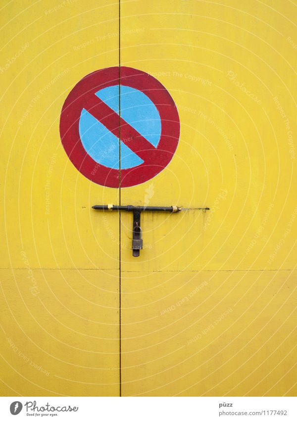 Hier nicht! Menschenleer Haus Hütte Gebäude Tür Verkehr Autofahren Verkehrszeichen Verkehrsschild Holz Zeichen Schilder & Markierungen Hinweisschild Warnschild