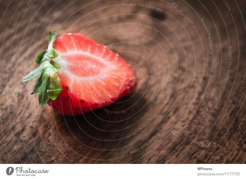 erdbeere Lebensmittel Ernährung Essen Frühstück Bioprodukte Vegetarische Ernährung Diät Fasten Fingerfood süß fruchtig Frucht Erdbeeren Holztisch rot Teilung