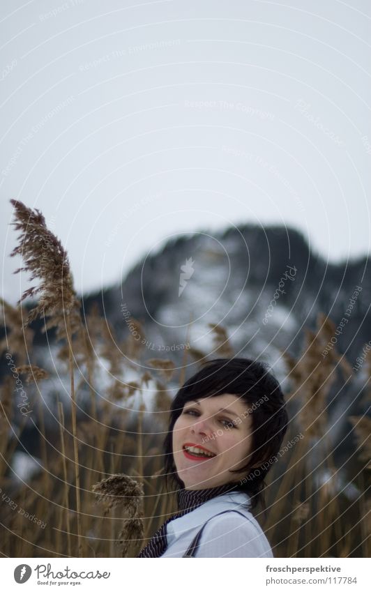 weiß wie schnee, rot wie blut, schwarz wie ebenholz Frau Schminke geschminkt schwarzhaarig Märchen Hosenträger Schilfrohr Winter kalt graue Wolken See frieren