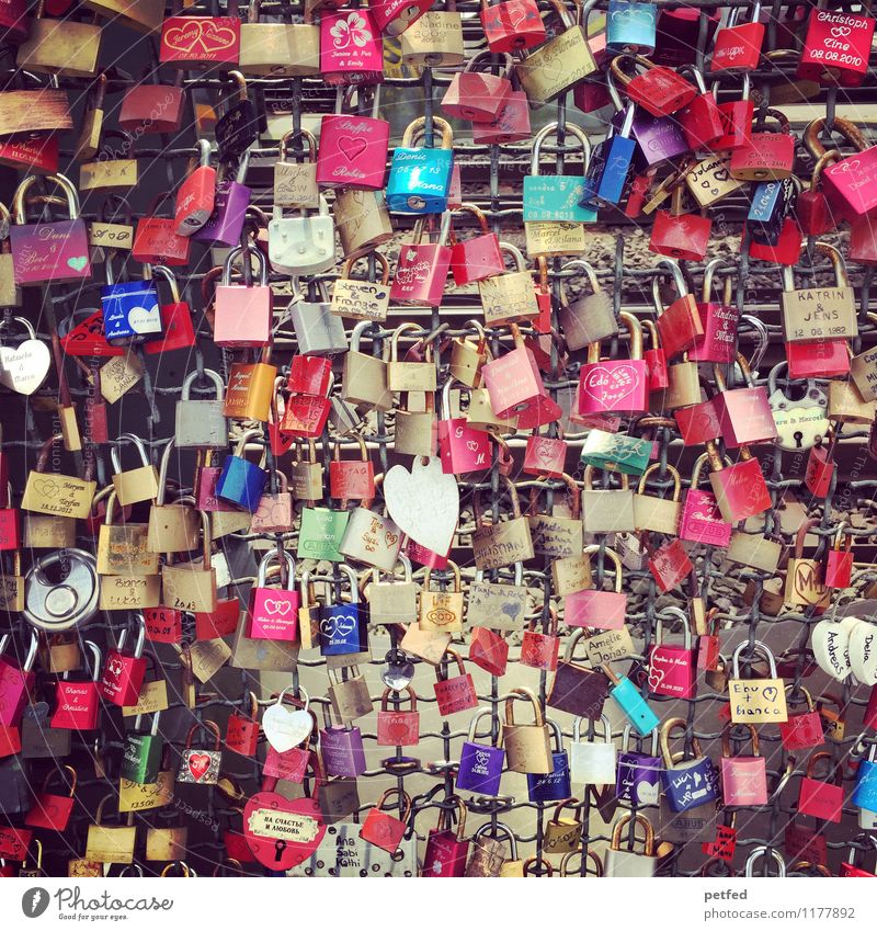 L O V E (Hohenzollernbrücke Köln) Glück Brücke Sehenswürdigkeit Sammlung Metall Stahl Schloss hängen mehrfarbig loyal Liebe Verliebtheit Treue Romantik Ewigkeit