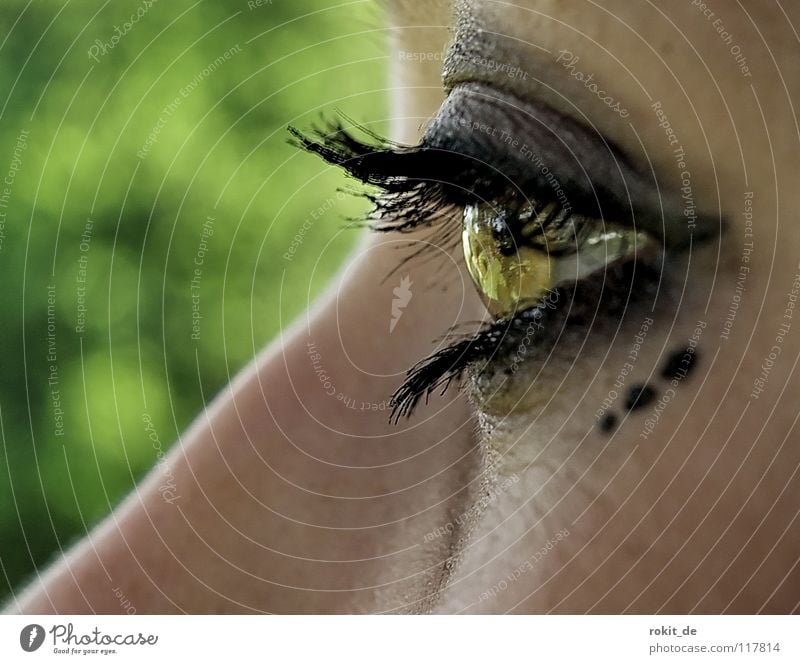 Augenblick mal! Aussicht Durchblick Wimpern Schminke Punkt schwarz dunkel Einblick durchsichtig stark Schwäche Trauer Pubertät Jugendliche grün Schminken