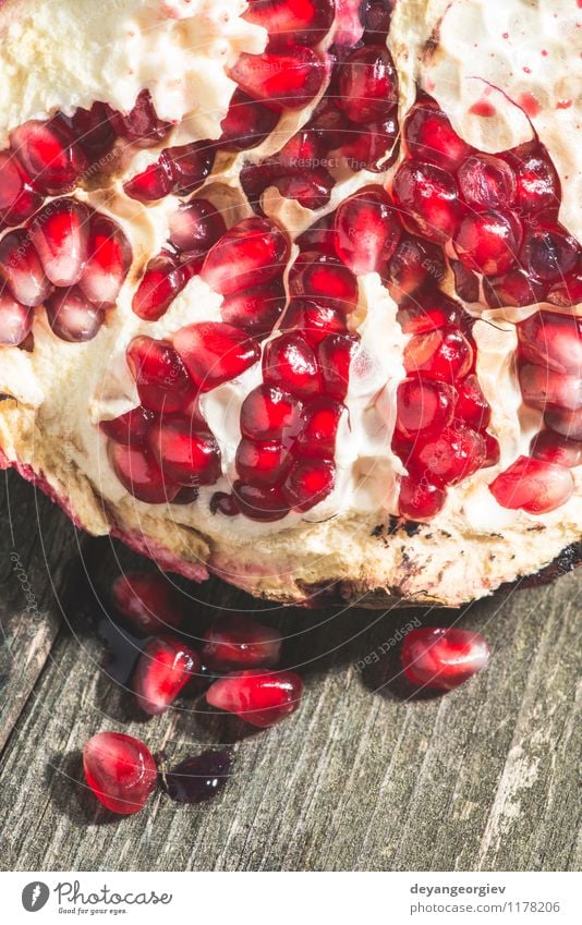 Granatapfel auf Vintage Holztisch Frucht Dessert Essen Vegetarische Ernährung Diät Saft Tisch alt dunkel frisch retro saftig rot Farbe hölzern Messer