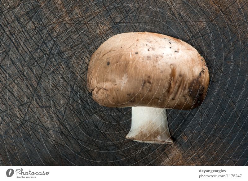 Geschnittene Pilze auf Holztisch Gemüse Ernährung Abendessen Vegetarische Ernährung Diät Tisch Koch Natur frisch lecker natürlich braun weiß aufgeschnitten